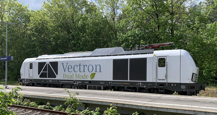 17. Mai 2021: Die Siemens Diesel-/Elektrolokomotive Vectron Dual Mode 248 004   auf Probefahrt - modernste Eisenbahntraktion am Bahnhof Zernsdorf.