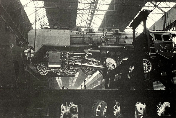 50 1304 ist fertig montiert und wird per Kran in der Halle umgesetzt, Fabriknummer 11598, 1941
