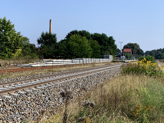 Im Bahnhof Friedersdorf liegen noch viele neue Schwellen