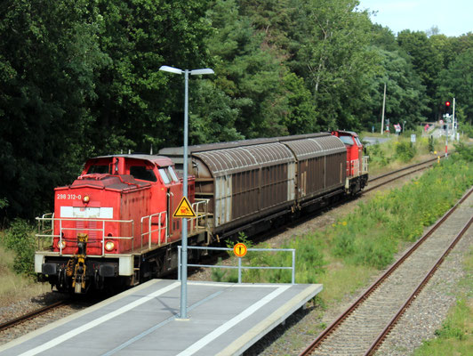 06.08.2019: Ausnahmsweise fährt der Beeskower Güterzug am Tage, 298 312 schleppt zwei Schiebewandwagen samt defekter 298 322 Richtung KW.