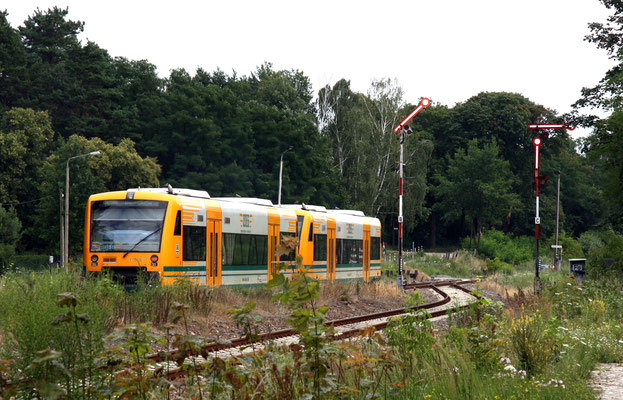 13.07.2013: Der gleiche Zug bei Ausfahrt Richtung Frankfurt, beide Gleise sind noch durch Formsignale abgesichert.