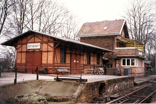 1975: Bahnhofsgebäude Zernsdorf (Aufnahme: Schrobitz, Zernsdorf)