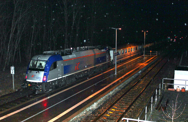 28.01.2019: Umleiterzug Berlin-Warschau-Express (EC 47) beim Betriebshalt in Zernsdorf. Zugloks sind zwei DB 218, am Zugschluß läuft PKP 370 010 mit.