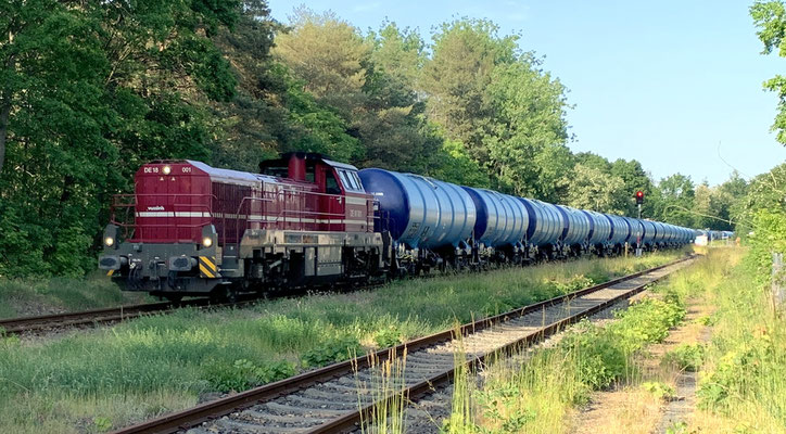 05. Juni 2023: Vossloh-Lok DE 18 001 der Cargo Rail Logistice hat einige Mühe mit dem langen Kesselwagenzug.