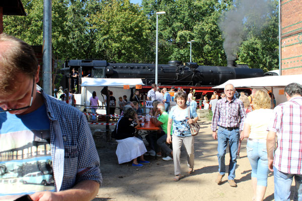 Bratwurst, Kuchen, Kaffee, Zuckerwatte und die Dampflok