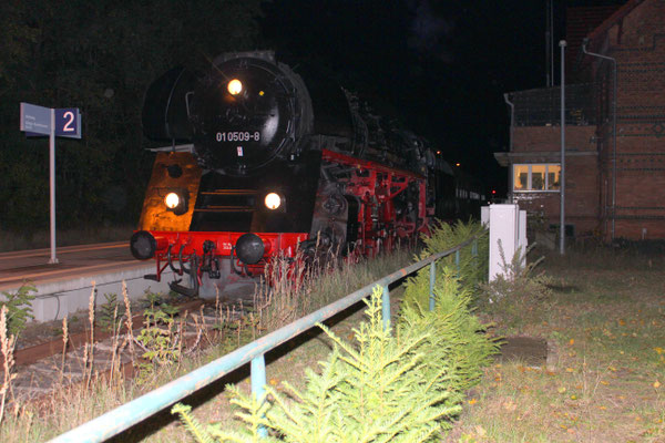 08. Oktober 2020: Schnellzuglok 01 509 war für eine abendliche Stunde zu Gast in Zernsdorf