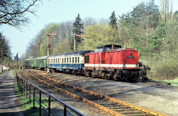Frühjahr 1991: Lok und die drei grünen Wagen sind noch original Reichsbahn, dazwischen hat die Neue Zeit mit einem ozean-beigem Mitteleinstiegswagen der DB Einzug gehalten (Aufnahme: Joachim Kraus - DGEG e.V. - 97080 Würzburg)  