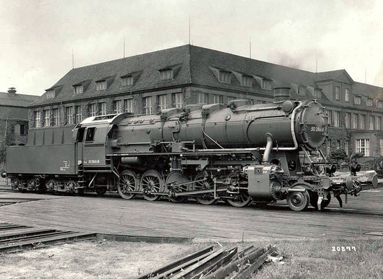 Einheitslok 50 2866 ÜK, Fabriknummer 11922, auf der Drehscheibe in Wildau 1942