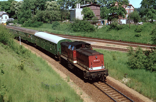 Lok 202 332 mit Personenzug in Grunow am Abzweig nach KW 1994