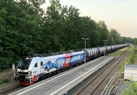 30.06.2022: Neue Lok vor dem Kesselwagenzug, hier die Stadler Elektro-/Diesellok 159 210 der BSAS aus Sachsen