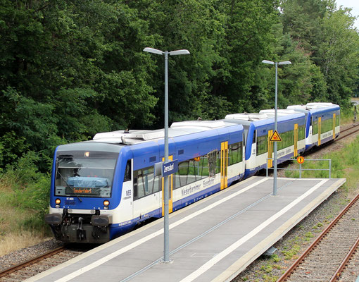 22.07.2019: Drei Triebwagen der NEB mit Vadalismusschäden werden zur Reparatur abgefahren.