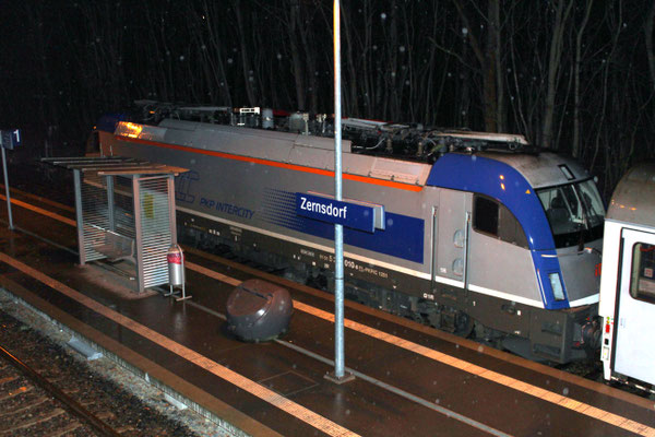 29. Januar 2019: Berlin-Warschau-Express der PKP gezogen von zwei DB 218 mit PKP-Lok 370 010 am Zugschluß hielt auch in Zernsdorf. Das war allerdings nur  ein Betriebshalt für den umgeleiteten Fernzug. 