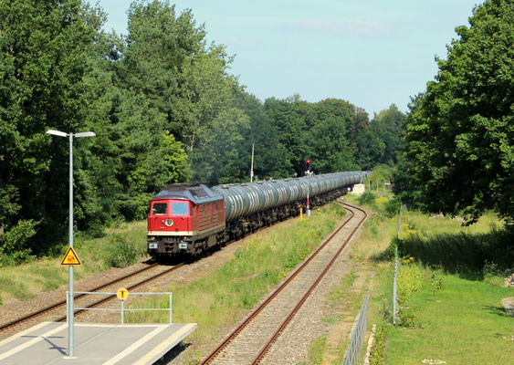 10.08.2017: Lok 232 238 der LEG zieht leeren Kesselwagenzug nach KW