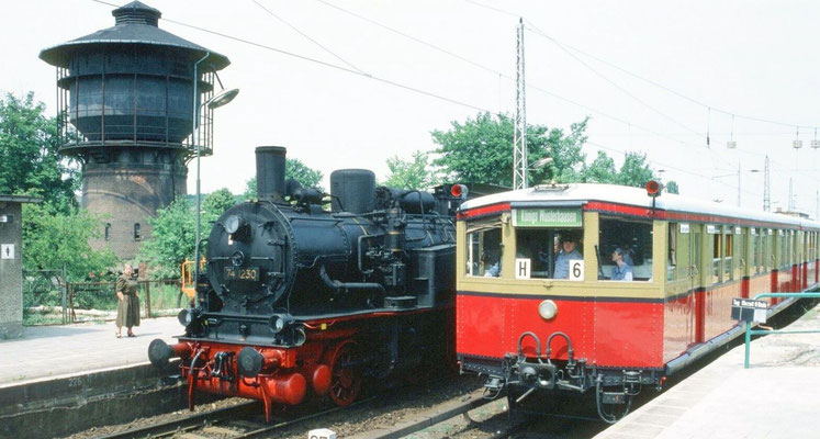 Juli 1992: Paralleleinfahrt Sonderzug mit 74 1230 und historische S-Bahn