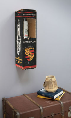 SPARK PLUG PORSCHE Collage papier, techniques mixtes & impression 3D sur support bois. 73 cm x 20 cm x 20 cm. 2026