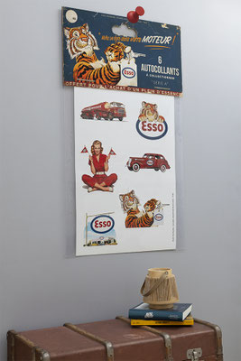 STICKERS ESSO - Pochette de sticker oversize XXL - Collage papier & techniques mixtes sur support bois - 130 cm x 71 cm - 2025
