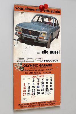 PEUGEOT 504 Collage papier et techniques mixtes sur plaque aluminium Dibond 5mm, 110 cm x 60 cm, livré avec support de fixation, son épingle XXL en impression 3D   2023