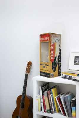 LAMPE PHILIPS/LUCAS Collage papier, techniques mixtes & impression 3D sur support bois. 54 cm x 20 cm x 20 cm. 2026