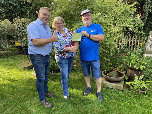 Steffen Schulze (inks) und Katharina Bauer aus Volkach erhalten aus den Händen von Heinrich Wilhelm die Auszeichnung für ihren vogelfreundlichen Garten, Bild: Klaus Sanzenbacher