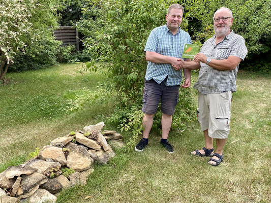 Michael Zink aus Kitzingen (links) erhält von Heinrich Wilhelm, LBV Kitzingen, die Auszeichnung für seinen vogelfreundlichen Garten