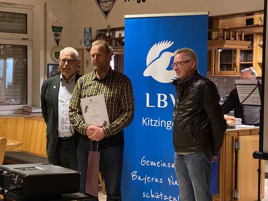 Die Jubilare Martin Günzel (Mitte) und Heinz Weigand (rechts) wurden vom Kteisvorsitzenden Klaus Sanzenbacher für 20 bzw. 10 Jahre Mitgliedschaft geehrt; Foto: Ute Sanzenbacher