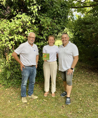 Plakettenübergabe in Wässerndorf: Klaus Sanzenbacher (rechts), Teresa Öchsner und Joachim Neuland, Foto: Heinrich Wilhelm