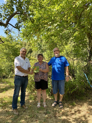 In Volkach kann sich jetzt der Garten von Agnes Ebert mit der Auszeichnung schmücken. Links Klaus Sanzenbacher und rechts Heinrich Wilhelm rahmen bei der Verleihung der Plakette die stolze Gartenbesitzerin Agnes Ebert ein. Bild: Angelika Rehm