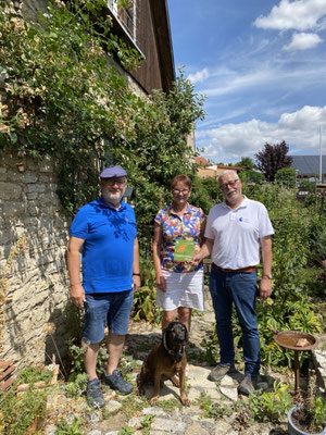 Mit dem Garten von Gabriele Herzig konnten Heinrich Wilhelm (links) und Klaus Sanzenbacher (rechts) einen weiteren vogelfreundlichen Garten in Mainstockheim auszeichnen, Bild: Bernd Herzig