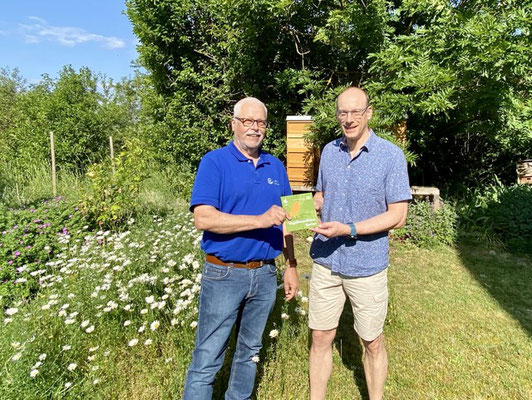 Klaus Sanzenbacher (links) vom Juryteam des LBV Kitzingen mit dem ausgezeichneten Gartenbesitzer Matthias Walz aus Obernbreit; Bild: Heinrich Wilhelm