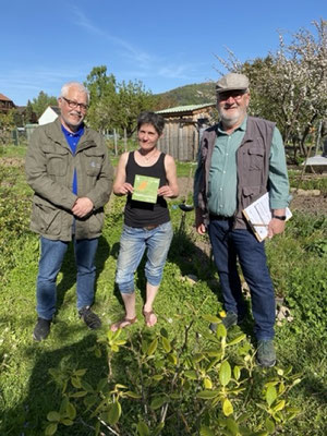 Klaus Sanzenbacher (links) und Heinrich Wilhelm (rechts) vom Juryteam des LBV Kitzingen mit der ausgezeichneten Gartenbesitzerin Gabriele Knoch aus Rödelsee; Bild: Ullrich Heß