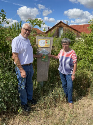 Eine weitere Auszeichnung für den Naturgarten von Ursula Posorski aus Wiesenbronn (rechts) wurde mit der Plakette "Vogelfreundlicher Garten" durch Klaus Sanzenbacher, LBV Kitzingen, übergeben