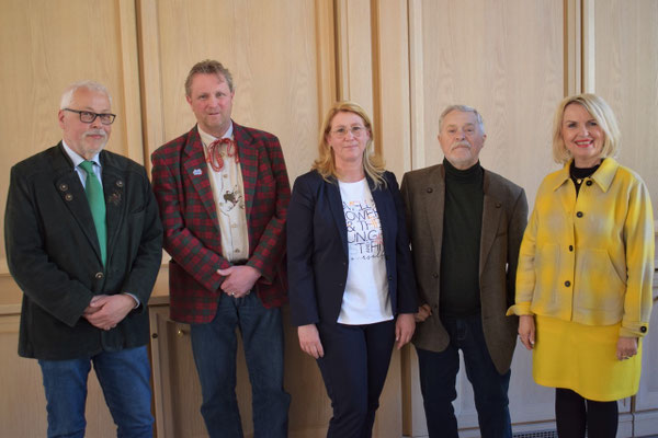 von links nach rechts Klaus Sanzenbacher (Umweltreferent des Landkreises Kitzingen), die Umweltpreisträger 2022 Martin Günzel, Sandra Malgut, Ewald Ruppert sowie Landrätin Tamara Bischof. Bild: Alexander Kother - Landratsamt Kitzingen