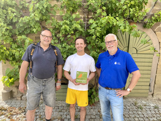 von links: Erwin und Tobias Mantel aus Martinsheim mit der Plakette für ihren vogelfreundlichen Garten, die von Klaus Sanzenbacher, LBV Kitzingen, überreicht wurde