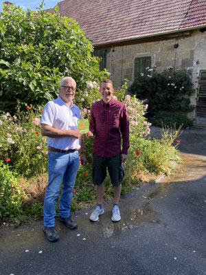 Klaus Sanzenbacher (rechts) von der Gartenjury des LBV-Kitzingen überreicht in Repperndorf André Göpfert die Auszeichnung für seinen Garten, Bild: Heinrich Wilhelm