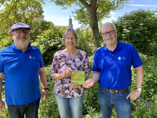 Klaus Sanzenbacher (rechts) und Heinrich Wilhelm (links) vom Juryteam des LBV Kitzingen mit der stolzen Gartenbesitzerin Rita Geyer-Schneider aus Wiesentheid; Bild: Norbert Schneider