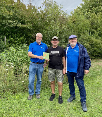 Auch Heinz Zippelius (Mitte) aus Rödelsee konnte die Auszeichnung für seinen vogelfreundlichen Garten aus den Händen von Heinrich Wilhelm (rechts) und Klaus Sanzenbacher (links) engegennehmen; Bild: Anette Zippelius 