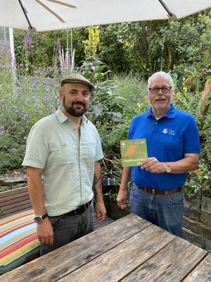 Als Lohn für seinen vogelfreundlichen Hortus-Garten in Kitzingen konnte Pascal Bunk (links) die Plakette aus den Händen von Klaus Sanzenbacher entgegen nehmen