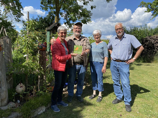 von links Renate Tasler, LBV Würzburg, die stolzen Gartenbesitzer Heinrich und Ilse Wilhelm aus Wiesenbronn und Klaus Sanzenbacher, LBV Kitzingen