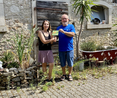 Heinrich Wilhelm von der LBV-Kreisgruppe Kitzingen überreicht Doris Geiger in Volkach die Auszeichnung für ihren vorbildlichen vogelfreundlichen Garten.