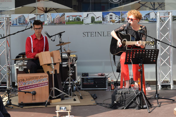 Wir spielen bei herrlichstem Wetter im Akustik-Duo