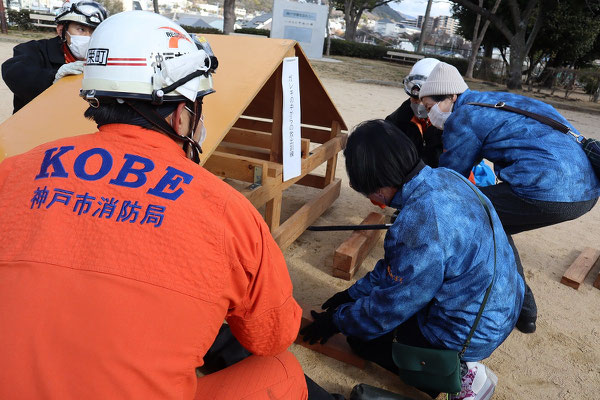 瓦礫の中からの救出訓練