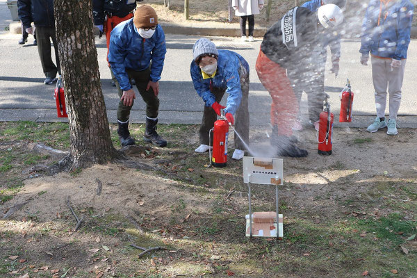 水消火器訓練（筒先をしっかり定めないと的にあたりません）