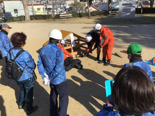 瓦礫の中からの救出訓練