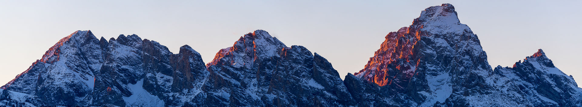 Die letzten Sonnenstrahlen treffen die Tetons in Wyoming