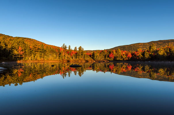 Reflektionen in einem See, morgens in den White Mountains, New Hampshire
