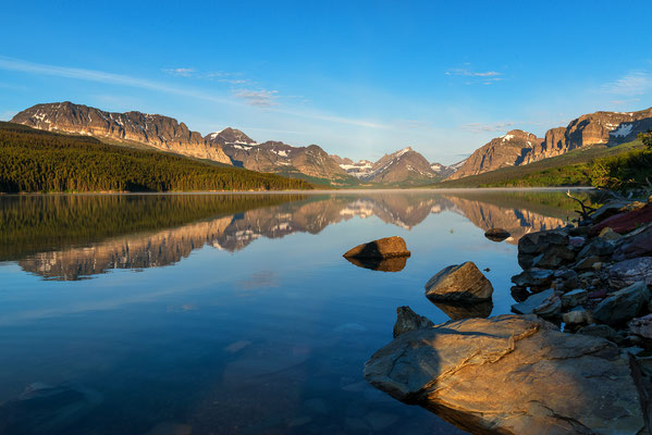 Eine wunderschöne Berglandschaft spiegelt sich im Sherburne Lake - Glacier NP, Montana