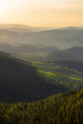 Sonnenaufgang in den Fischbacher Alpen im Frühling, Steiermark