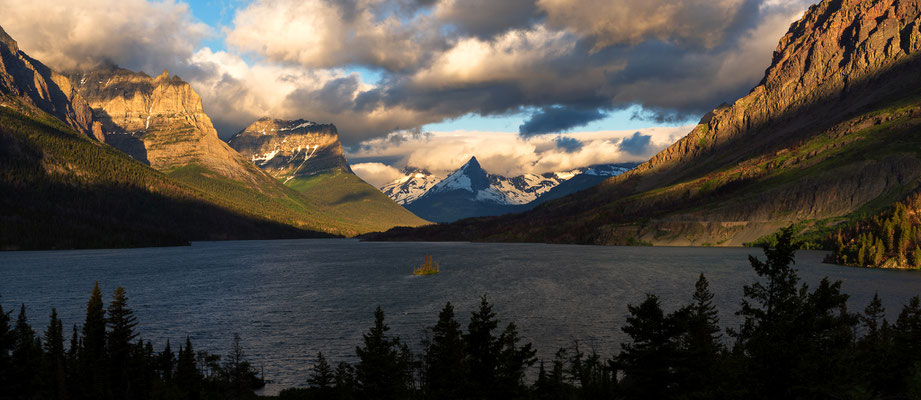 Kurz nach Sonnenaufgang leuchteten die Berge entlang des St. Mary Lakes - Glacier NP, Montana