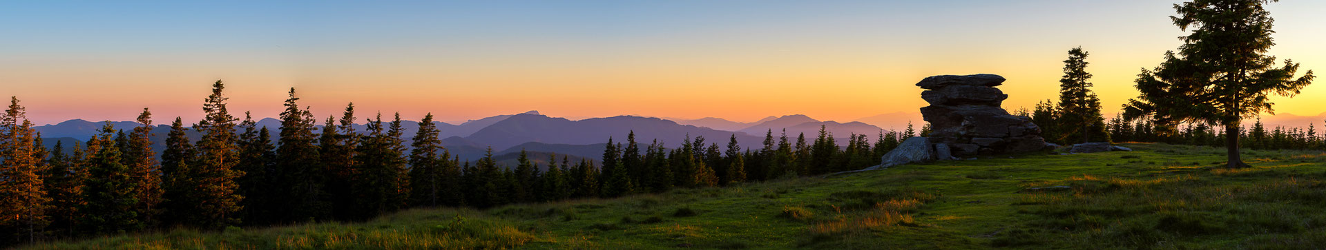 Ein Sonnenunterganspanorama des Teufelsteins - Fischbach, Steiermark