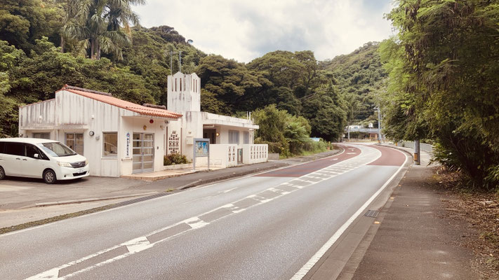 グーグルマップで検索します。左側に交番が見えると交差点を右に曲がる！　　Search on Google Maps. When you see a police box on your left, turn right at the intersection!　　在谷歌地圖上搜尋。當你看到左邊有一個警察崗亭時，在路口右轉！　　Google 지도에서 검색합니다. 왼쪽에 교번이 보이면 교차로를 오른쪽으로 구부린다!　